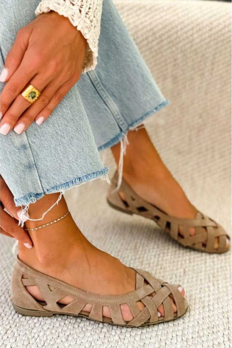 Riviera | Open-toe flat sandals with crossover straps