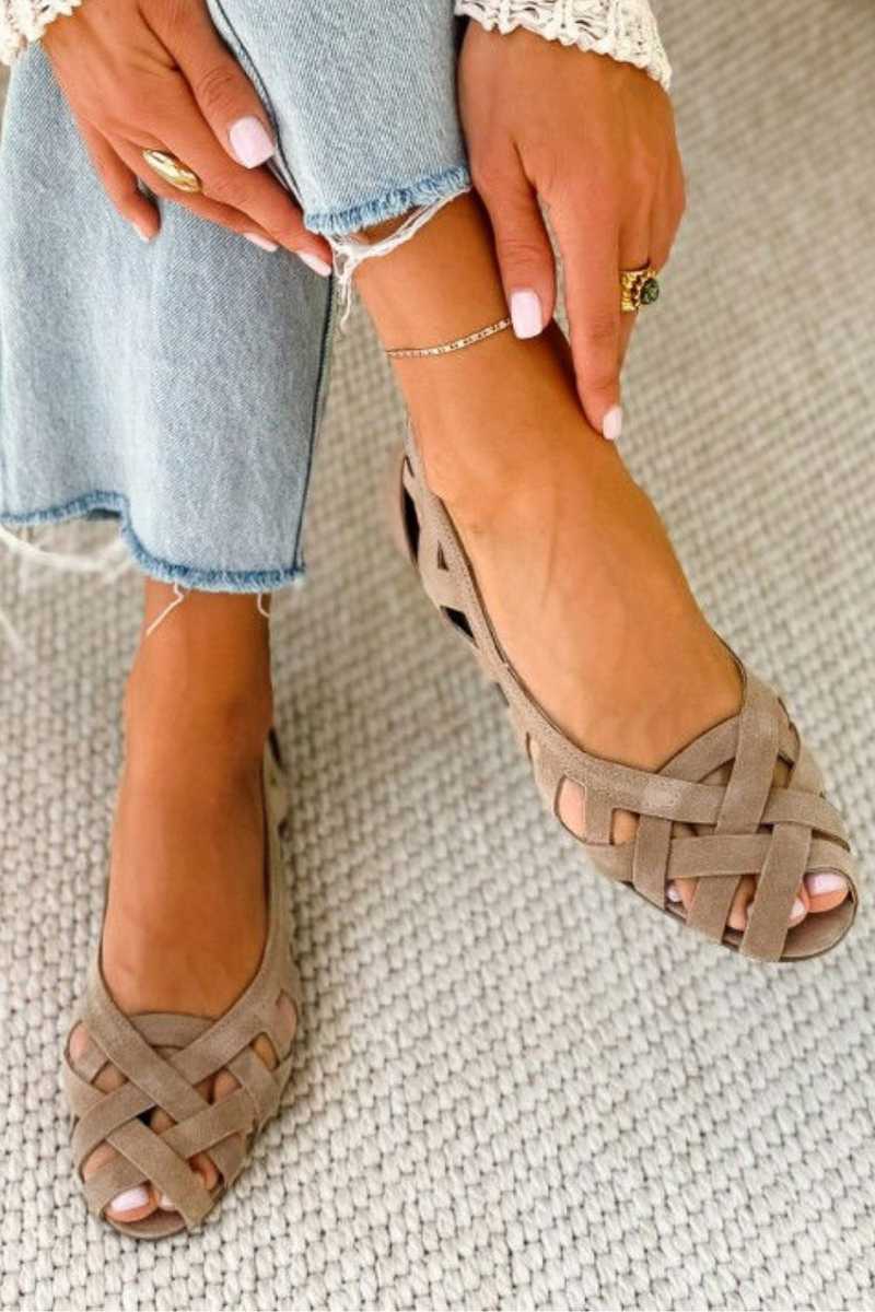 Riviera | Open-toe flat sandals with crossover straps