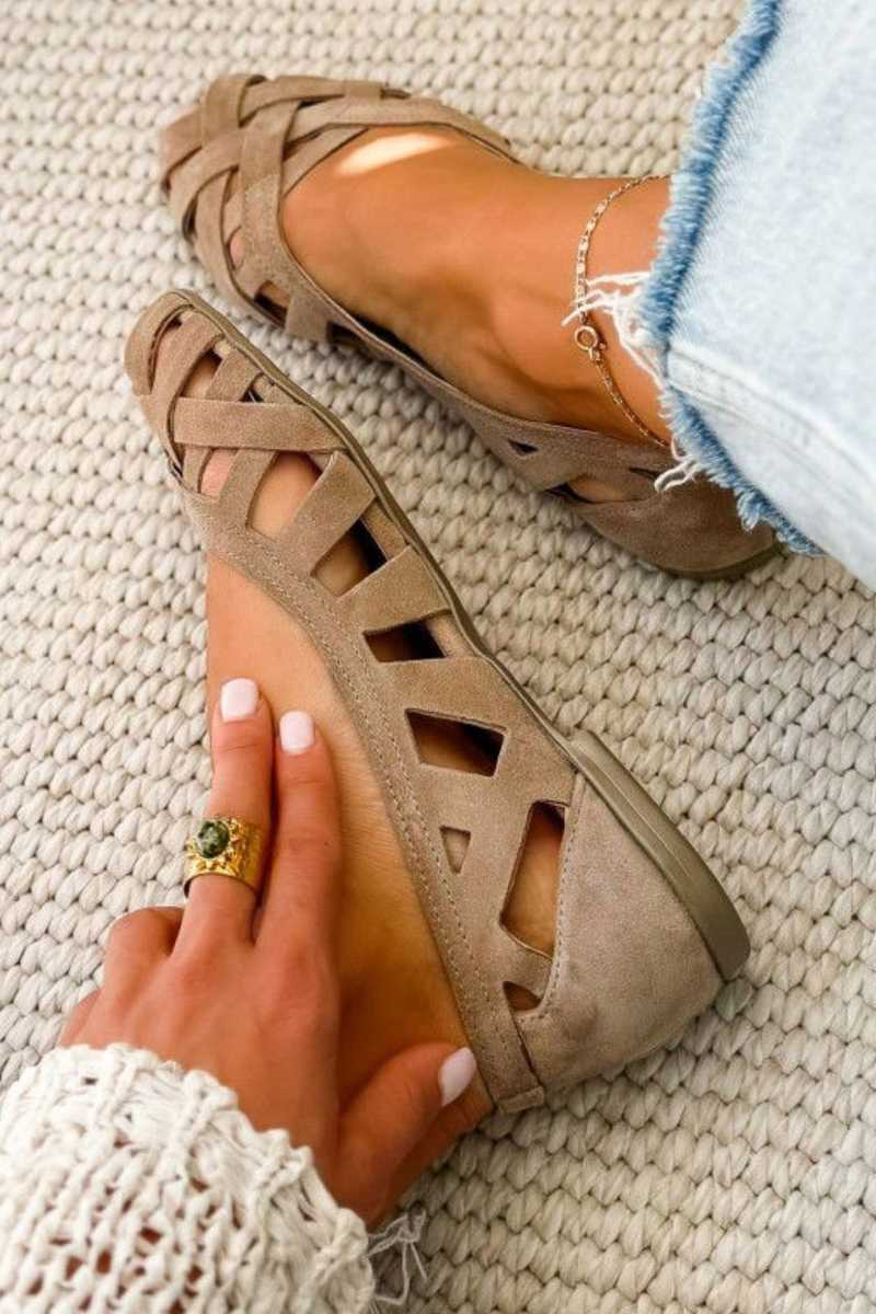 Riviera | Open-toe flat sandals with crossover straps
