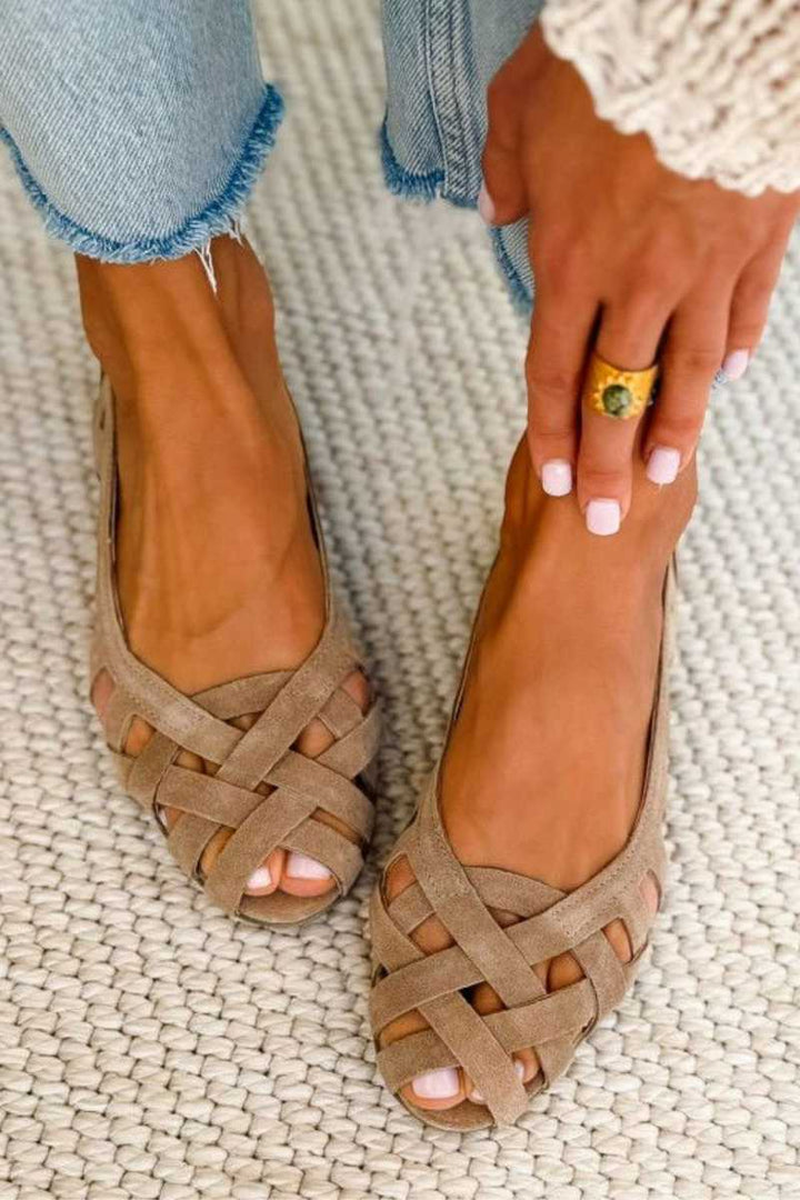 Riviera | Open-toe flat sandals with crossover straps