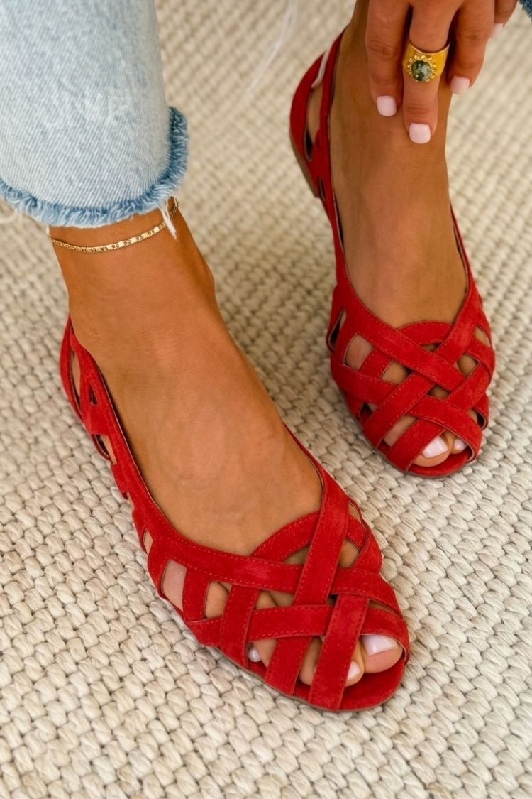Riviera | Open-toe flat sandals with crossover straps