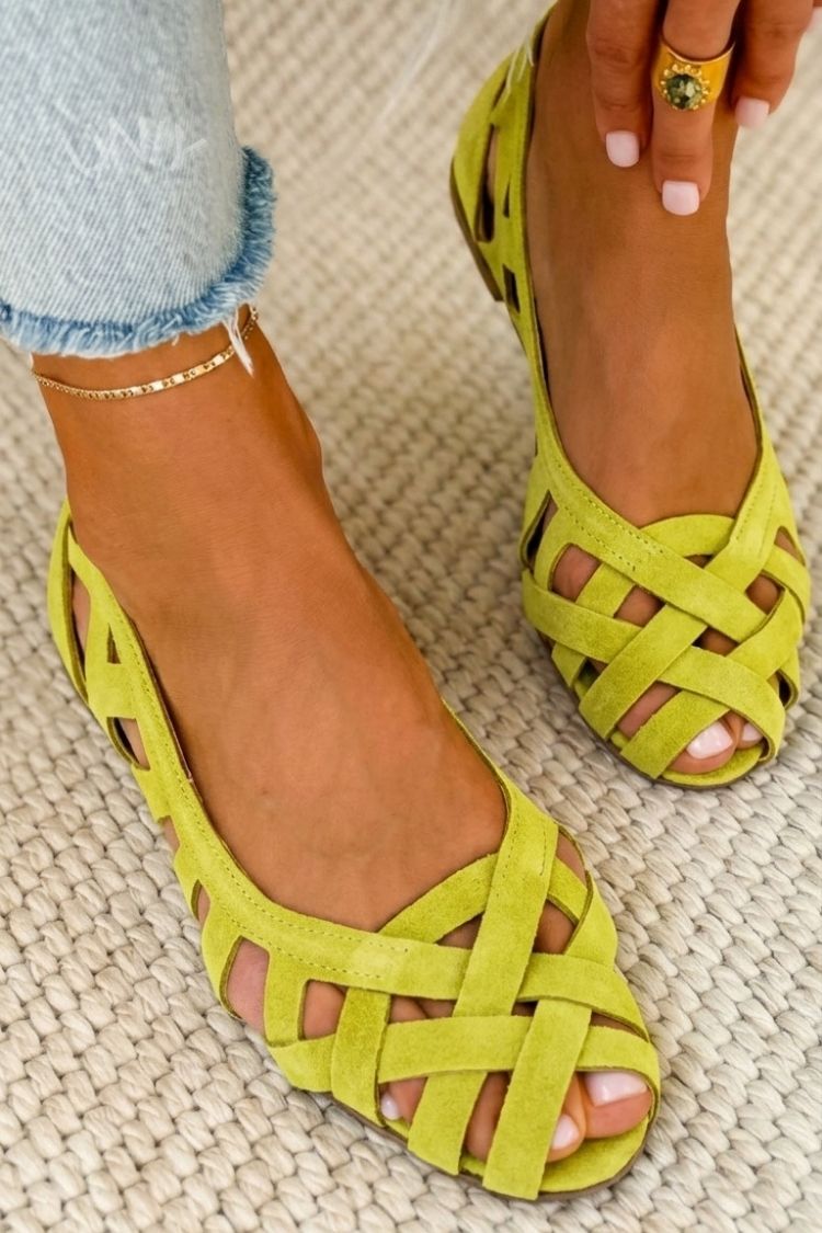 Riviera | Open-toe flat sandals with crossover straps