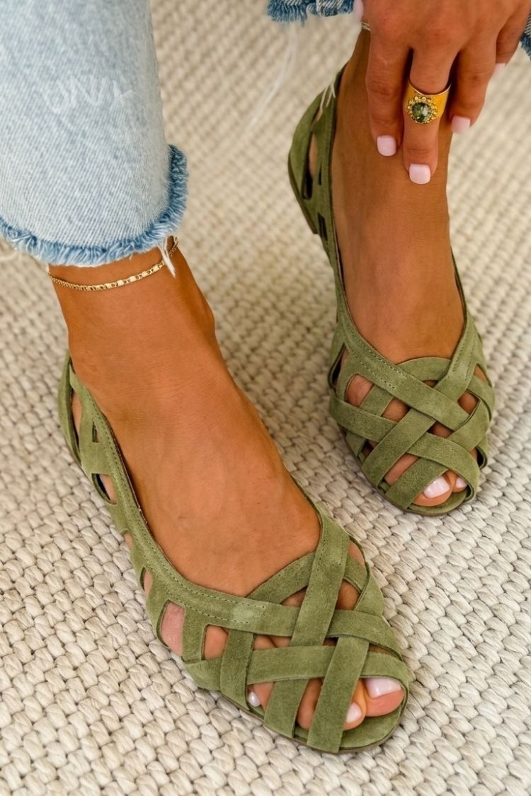 Riviera | Open-toe flat sandals with crossover straps