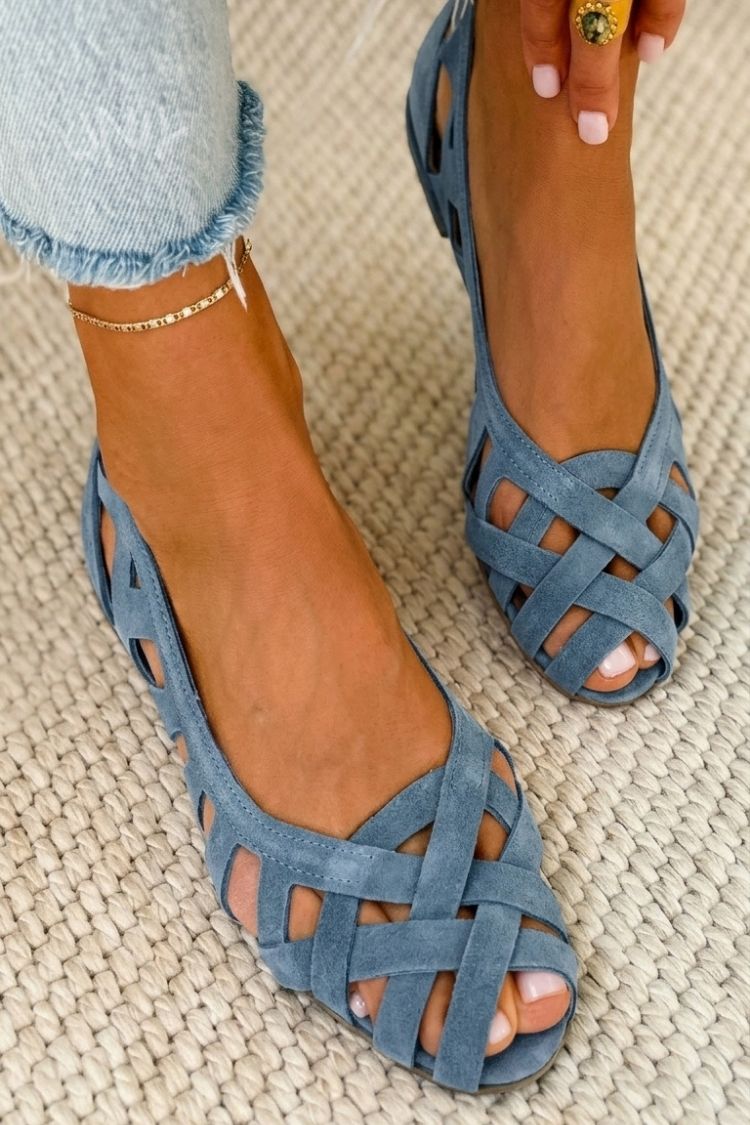 Riviera | Open-toe flat sandals with crossover straps